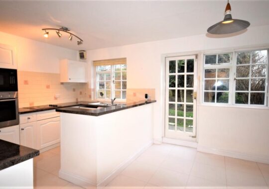 4 Thistlemead, Chislehurst BR7 5RF